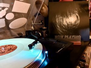 phonograph with a now playing sign by the vinyl album Oranssi Pazuzu – Värähtelijä